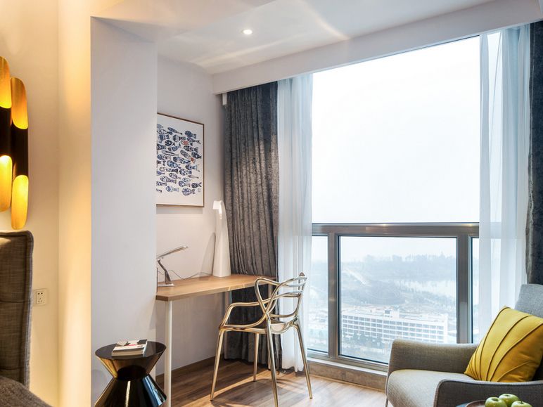 现代时尚小户型封闭阳台效果图片