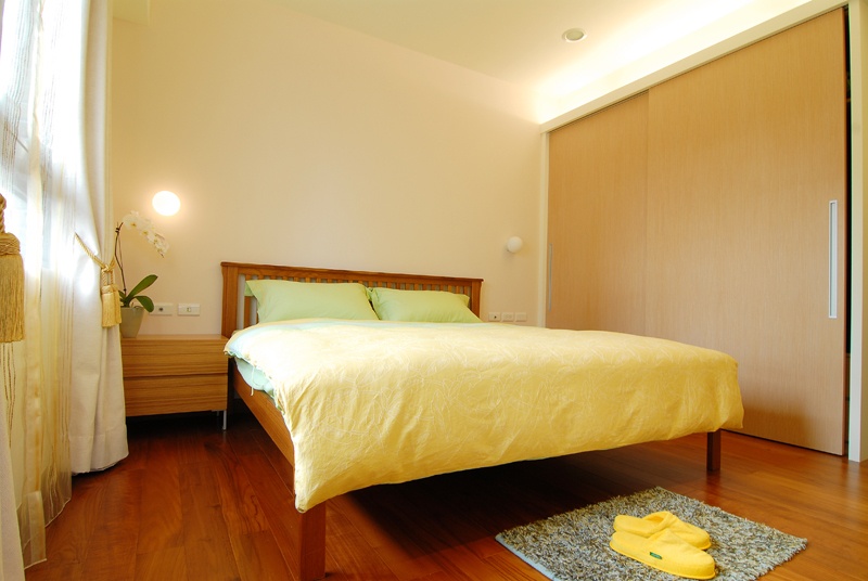 明亮清新现代风格卧室移门衣柜设计效果图