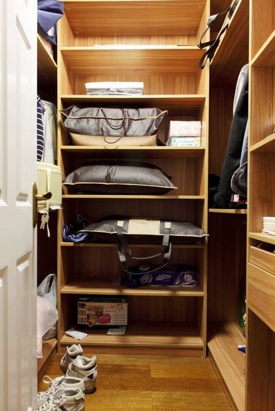 简约原木衣帽间隔断效果图