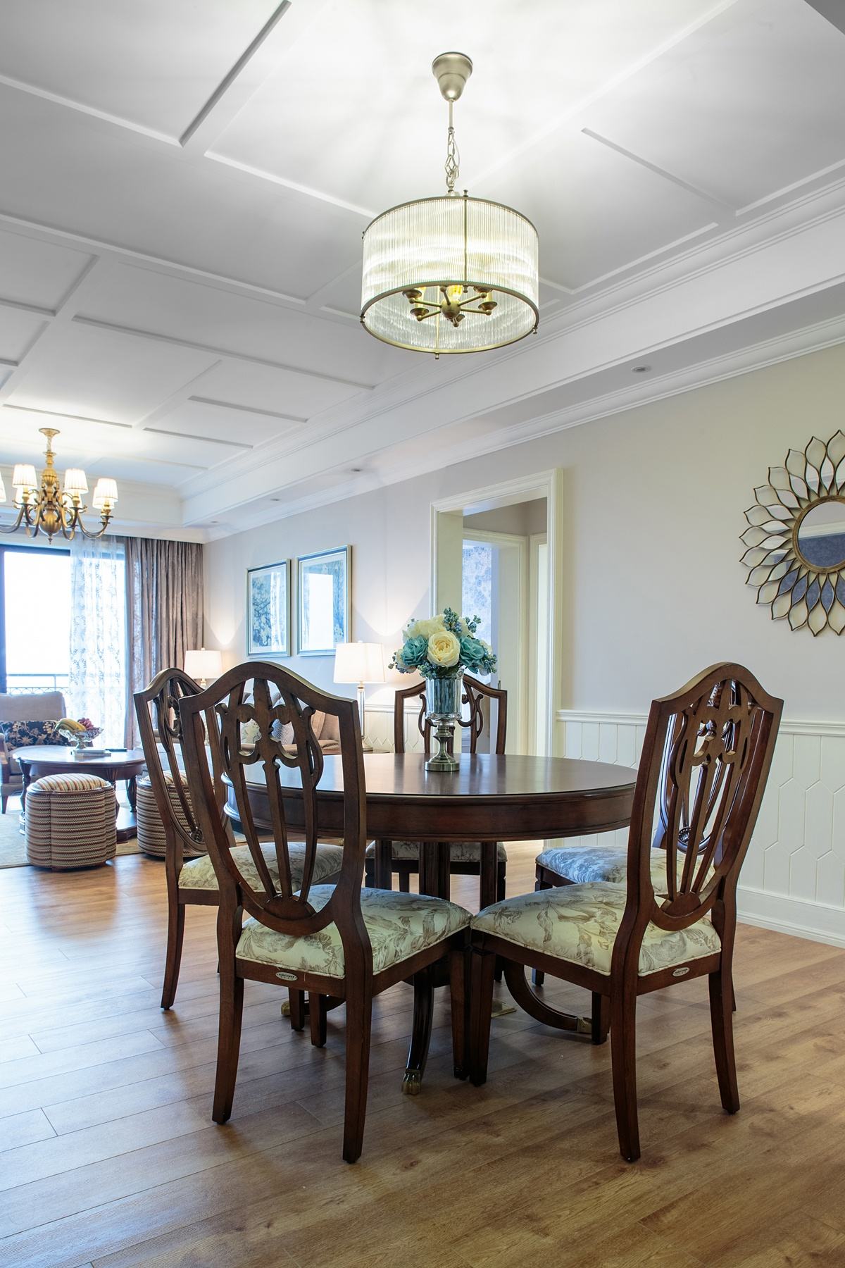 浪漫典雅美式三居室内餐厅设计搭配效果图 浪漫典雅美式三居室内餐厅设计搭配效果图