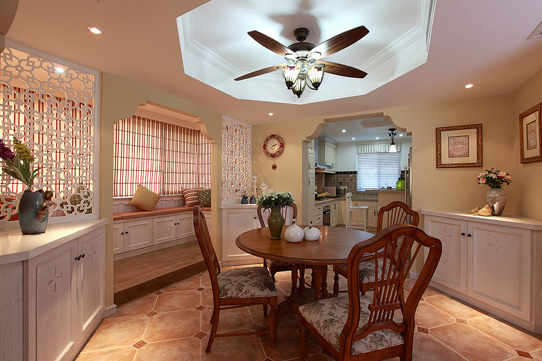 温馨复古美式餐厅垭口设计欣赏图