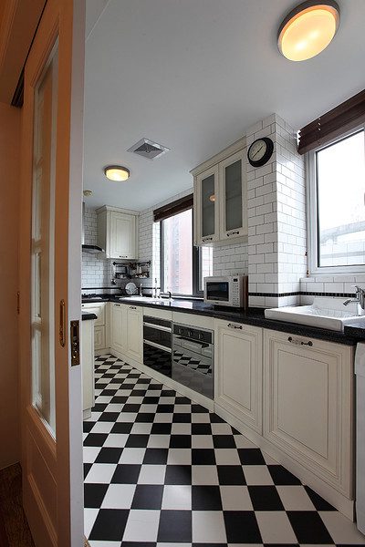 时尚黑白美式U型厨房装潢 - 效果图