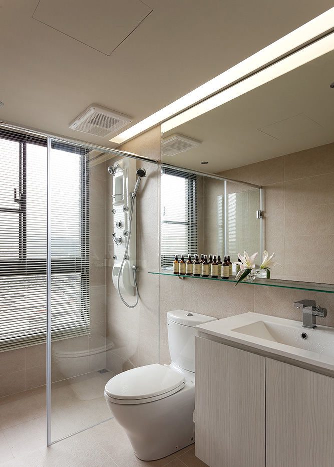 简约现代家居卫生间玻璃隔断图 - 效果图