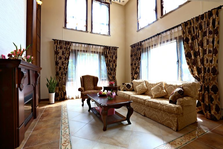 高贵欧式挑高复式楼客厅效果图 高贵欧式挑高复式楼客厅效果图