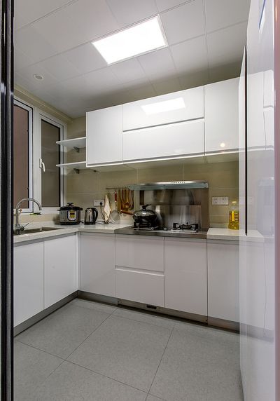 简约厨房白色橱柜效果图