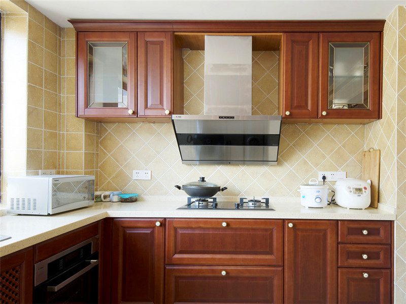 美式实木L型厨房效果图