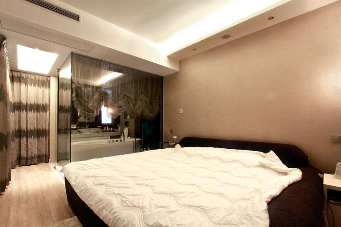 含蕴现代三居暗色调温馨主卧室