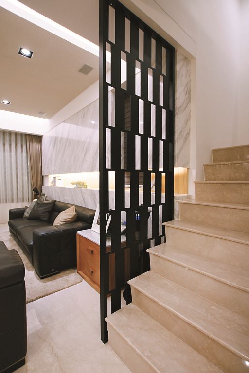 后现代风格家居室内黑色窗棂隔断装饰图 后现代风格家居室内黑色窗棂隔断装饰图