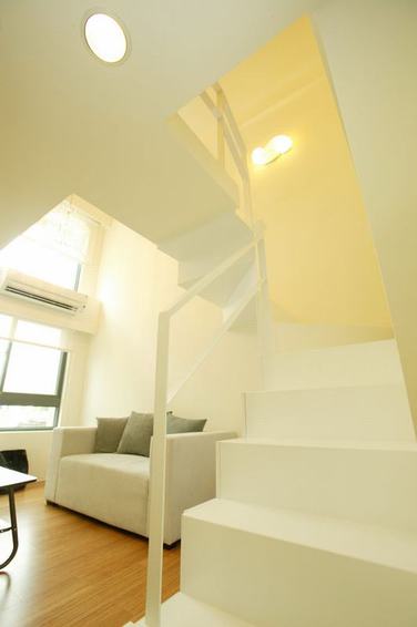 白色简约复式楼梯装潢图 - 效果图