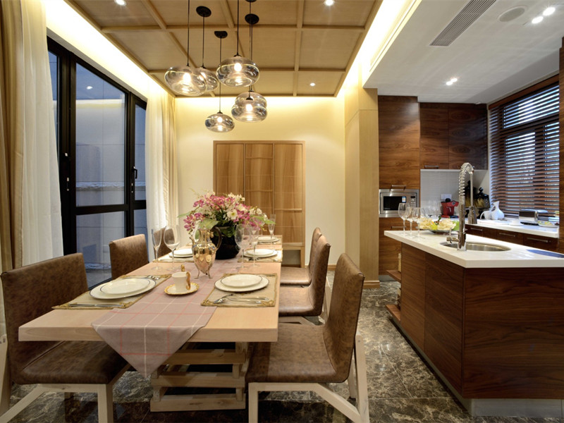 浓郁的田园餐桌与餐厅相映成辉 浓郁的田园餐桌与餐厅相映成辉