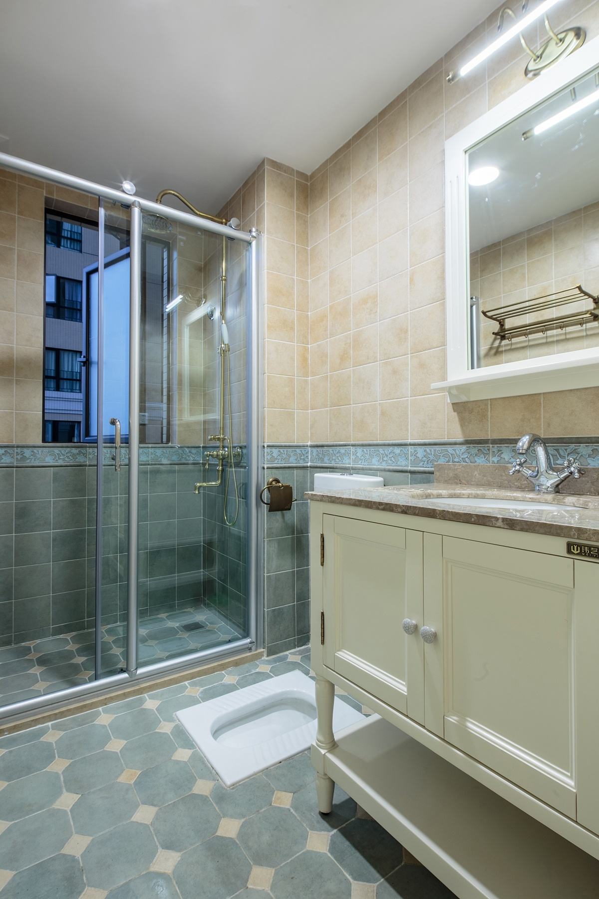 浪漫典雅美式三居卫生间设计装潢效果图 浪漫典雅美式三居卫生间设计装潢效果图