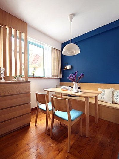 现代简约原木餐厅蓝色背景墙效果图 现代简约原木餐厅蓝色背景墙效果图
