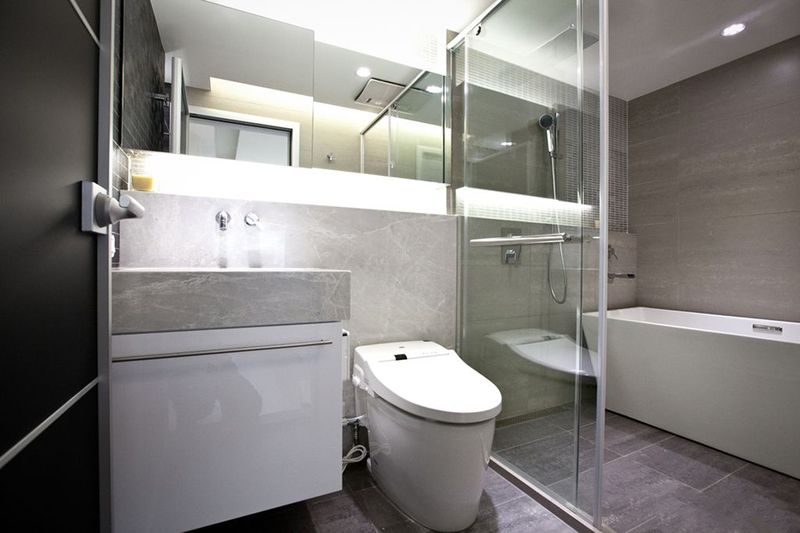 现代简约设计卫生间瓷砖背景墙装修效果图