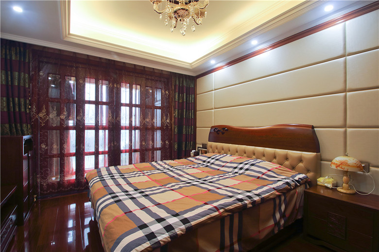色彩浓重混搭新古典红木卧室落地窗效果图