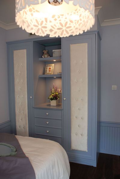 蓝色地中海风格儿童衣柜展示图