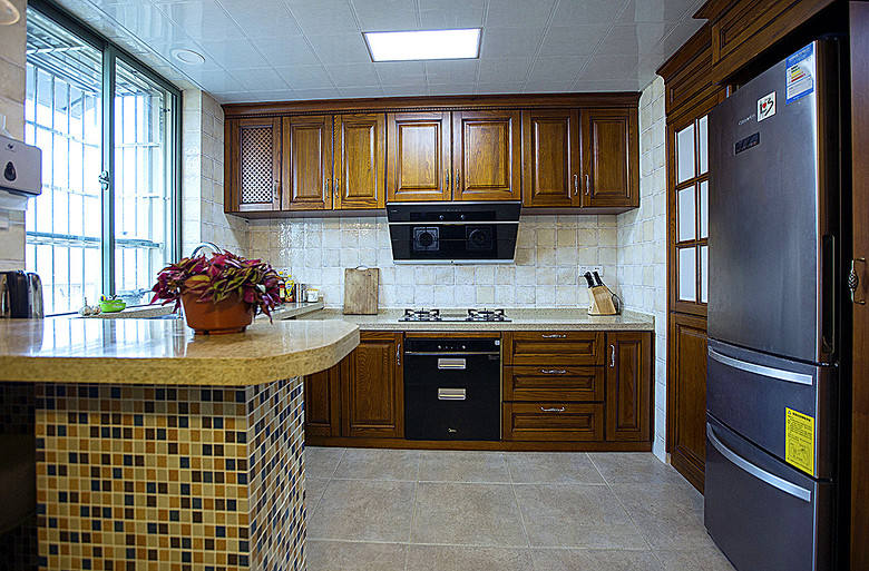 复古美式厨房实木橱柜效果图 复古美式厨房实木橱柜效果图