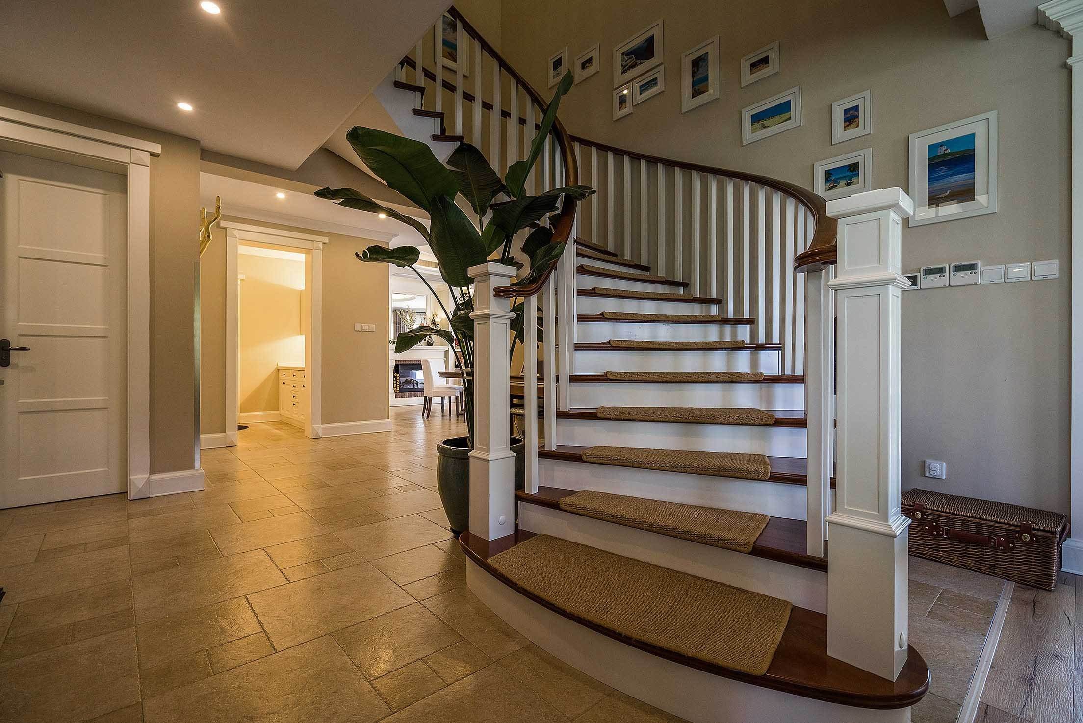 美式风格别墅旋转实木楼梯设计装修图 - 效果图