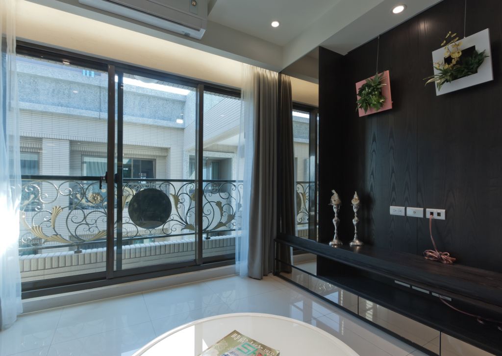 时尚简约客厅玻璃推拉门设计