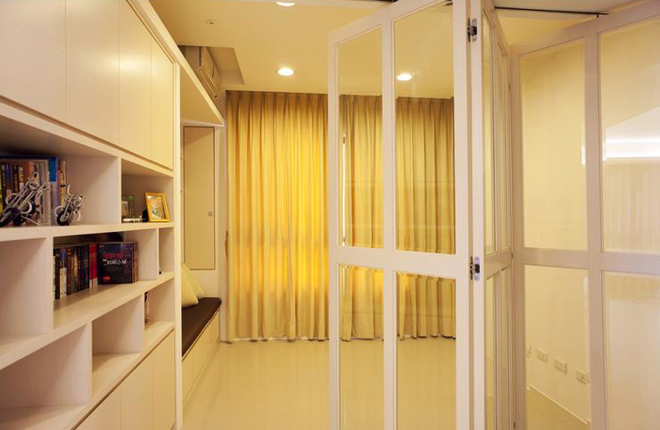 暖色调现代书房玻璃折叠门隔断装饰设计