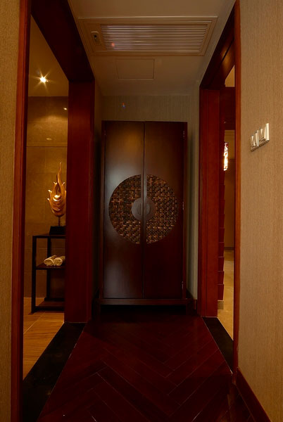 色彩浓郁奢华中式别墅玄关吊顶图片 色彩浓郁奢华中式别墅玄关吊顶图片