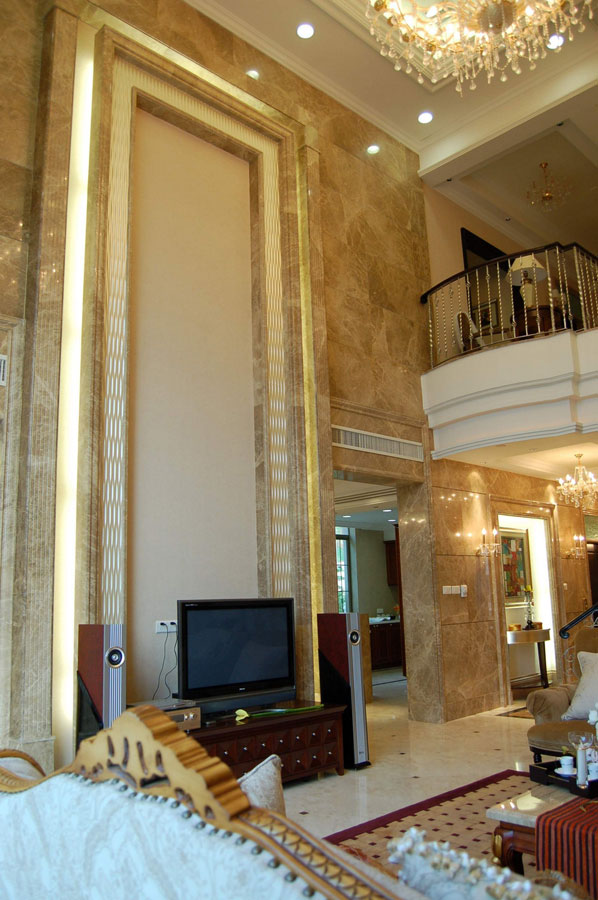 低奢温馨欧式风格别墅挑高背景墙设计案例图