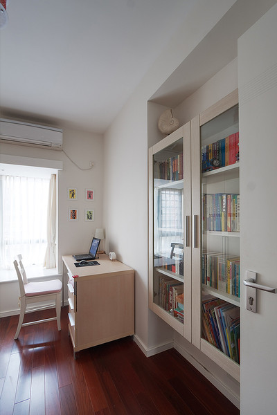 现代书房多层玻璃柜效果图 现代书房多层玻璃柜效果图