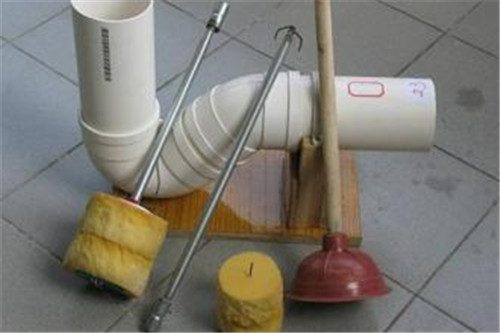 坐式马桶堵了咋办 快速疏通马桶的5大技巧 - 选购指南