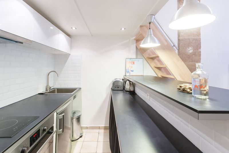 简约现代风厨房不锈钢橱柜效果图