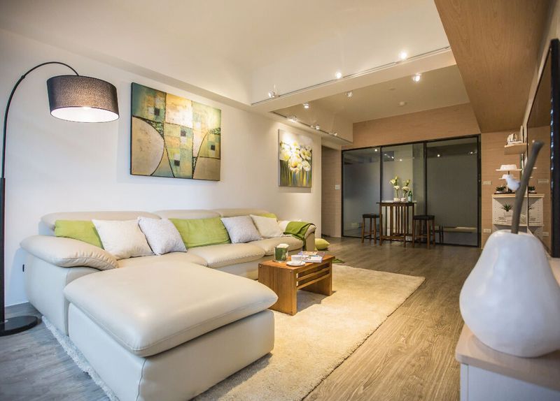 宁静舒爽的北欧二居室之沙发与壁画展示图