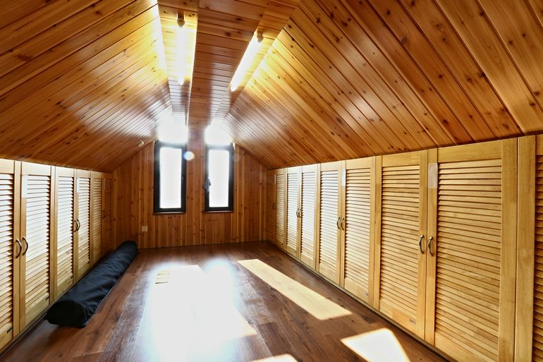 美式原木阁楼不规则吊顶效果图