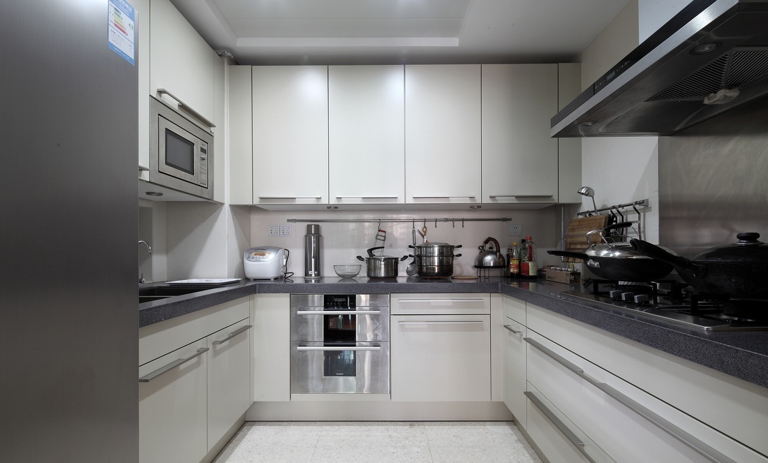 现代简约风格U型厨房装修效果图