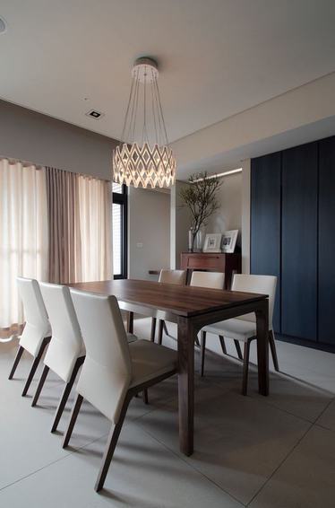 现代家居餐厅实木餐桌装饰图