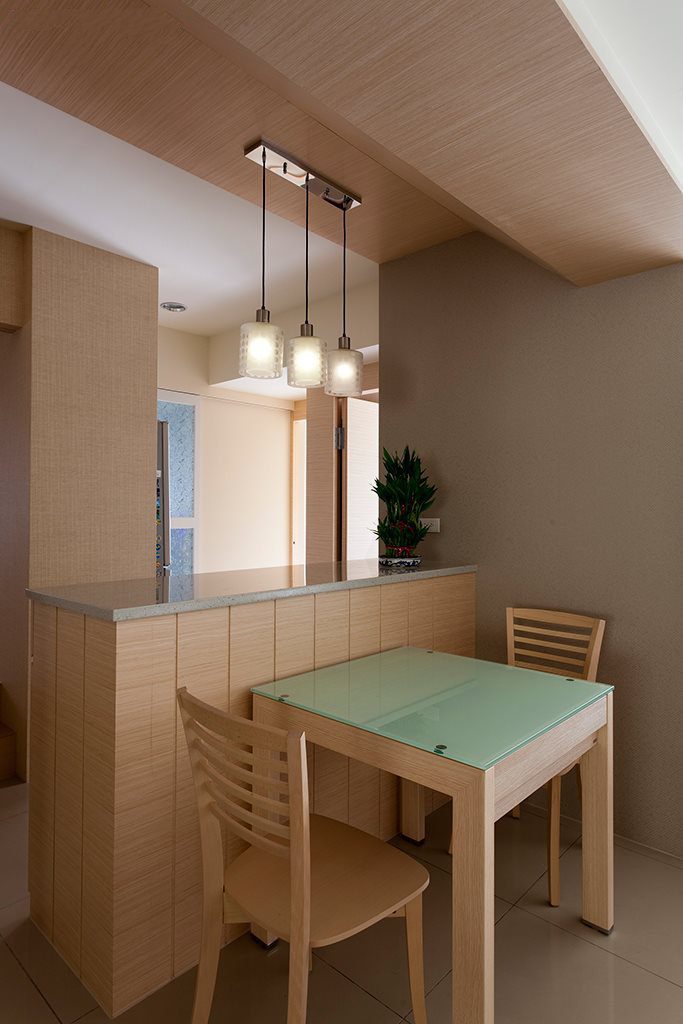 现代简约餐厅原木桌椅装饰