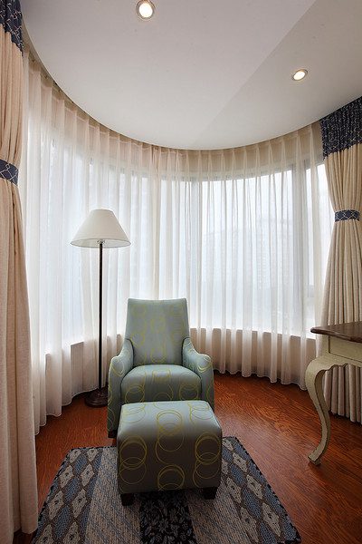 简约弧形封闭阳台米色窗帘效果图