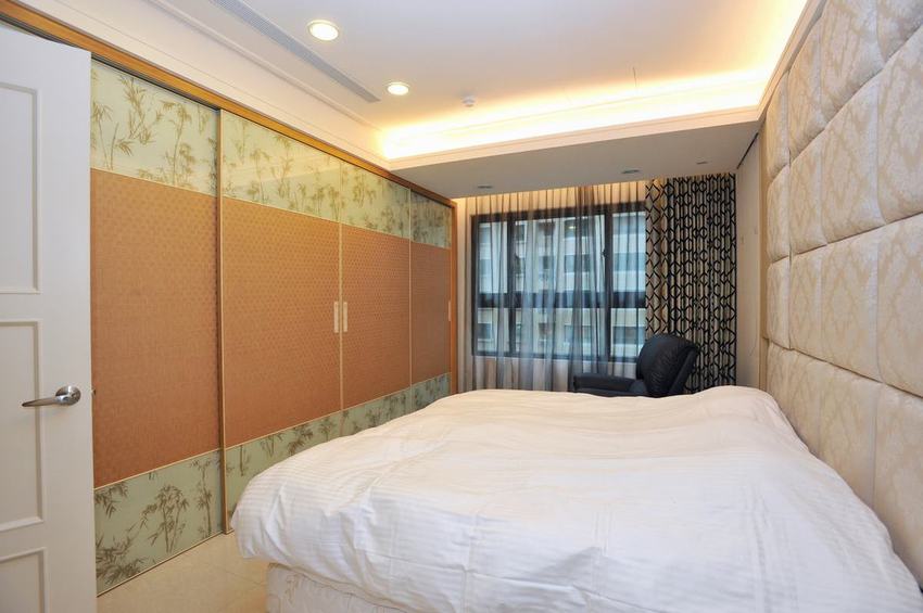 简约现代设计卧室衣柜装饰图