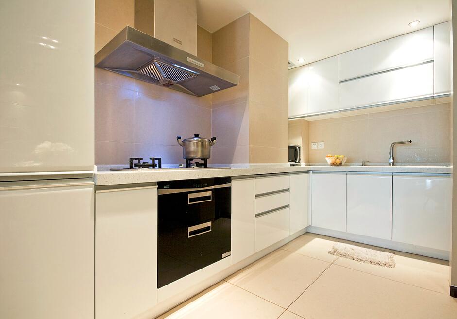 清新简约厨房白色橱柜装饰效果图