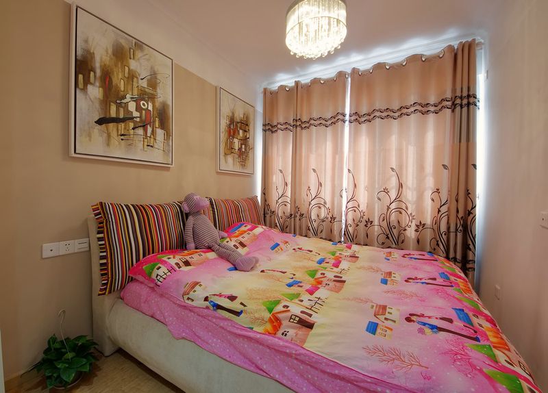 现代风卧室抽象画照片墙效果图