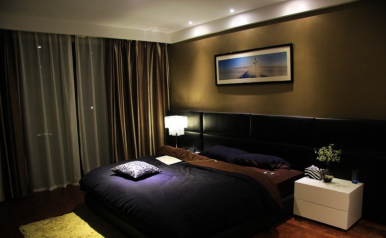 暗色成熟现代时尚卧室窗帘装饰效果图